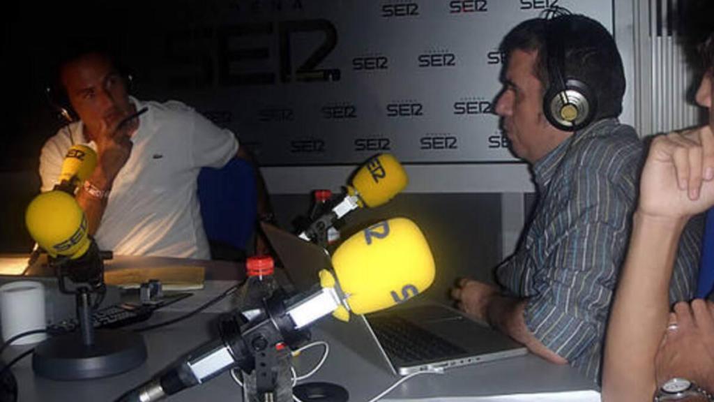 Iker Jiménez (izquierda) durante una grabación de Milenio 3 en los estudios de la Cadena SER.