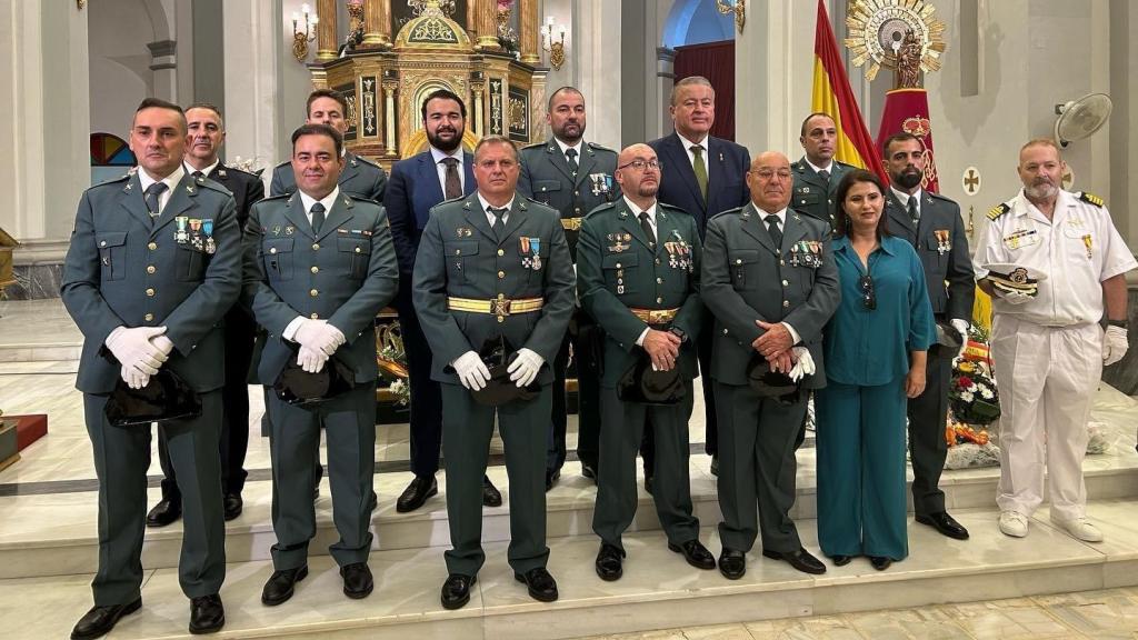 Esta foto se tomó el 12 de octubre de 2023, tras la celebración de la eucaristía, durante una ceremonia religiosa oficiada en La Unión (Murcia) con motivo de la fiesta de la Benemérita. El individuo de la derecha subió al altar con el traje de verano de capitán de la marina y zapatillas deportivas, sosteniendo el gorro con la mano derecha como una bandeja de cervezas. Nadie reparó en que era un impostor hasta después del acto.