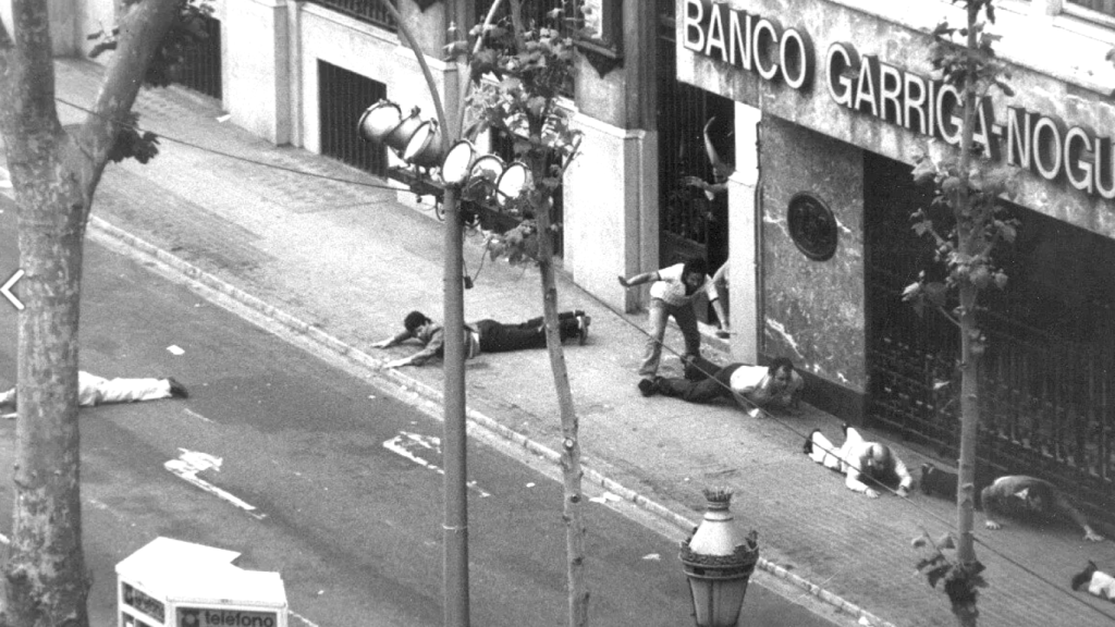 Algunos de los rehenes que salieron progresivamente del Banco Central.