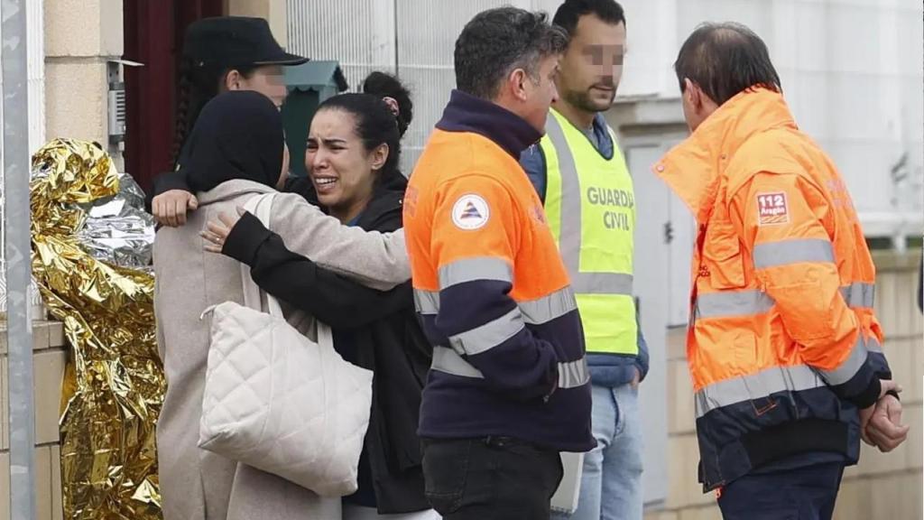 Dos personas se abrazan a las puertas de la residencia de mayores en Villafranca de Ebro, Zaragoza.