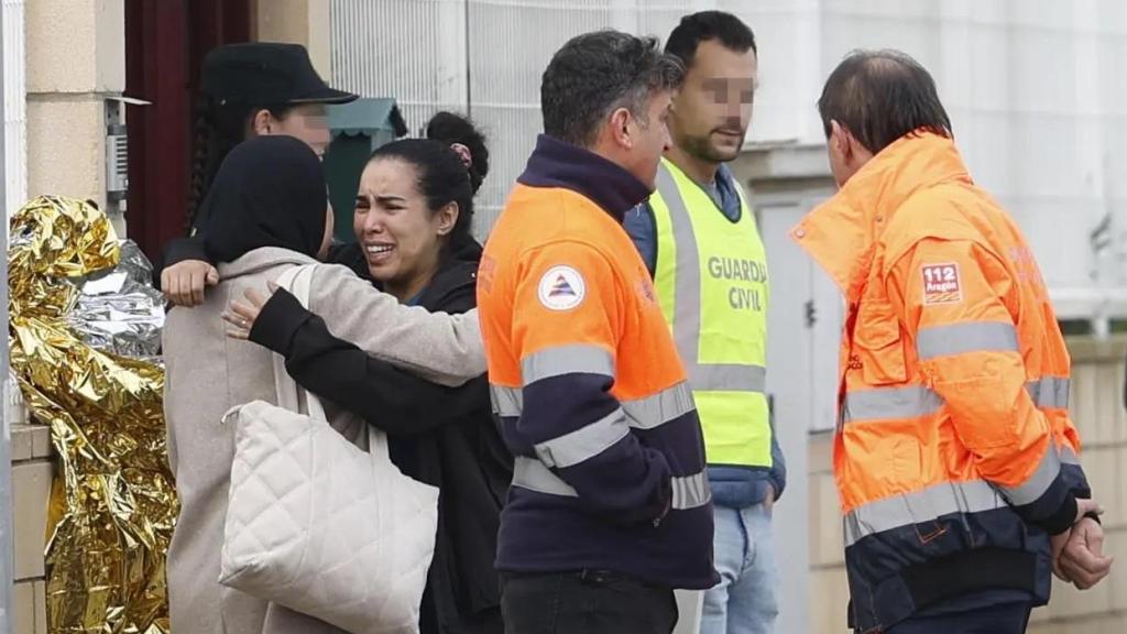 Dos personas se abrazan a las puertas de la residencia de mayores en Villafranca de Ebro, Zaragoza.