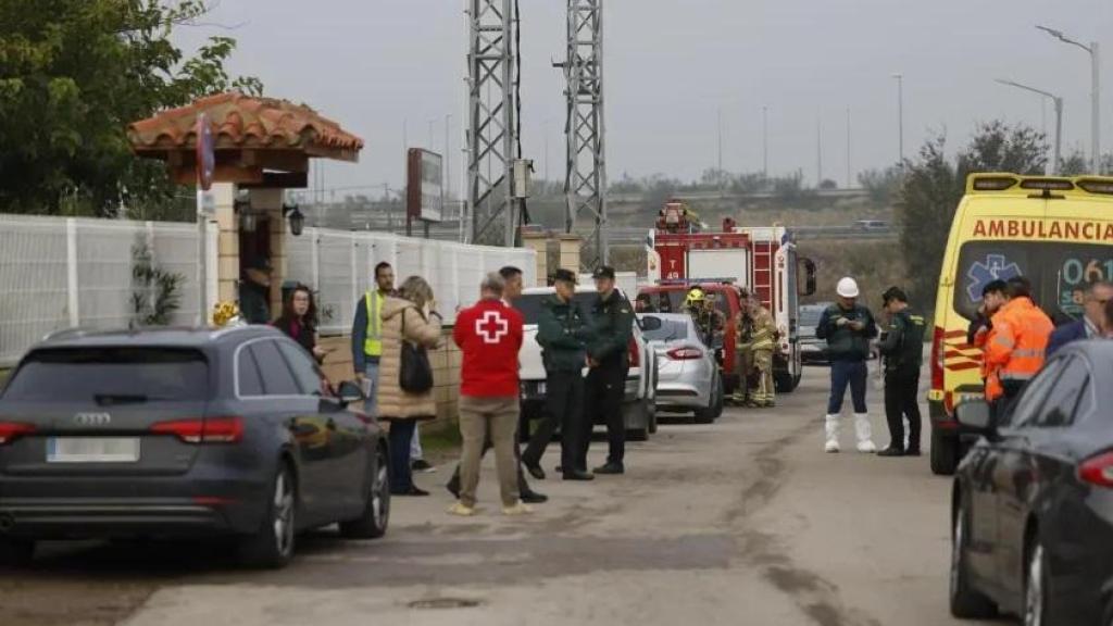 Miembros de los servicios de emergencia y agentes policiales en la residencia de mayores de Villafranca de Ebro (Zaragoza).