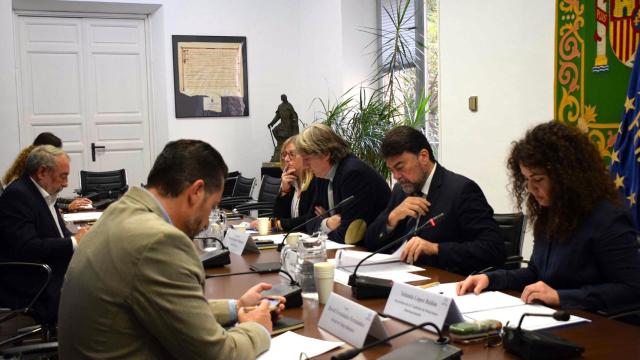 Luis Barcala en la reunión de este viernes.