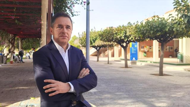 El catedrático Enrique Herrero, en el campus de Sant Vicent.