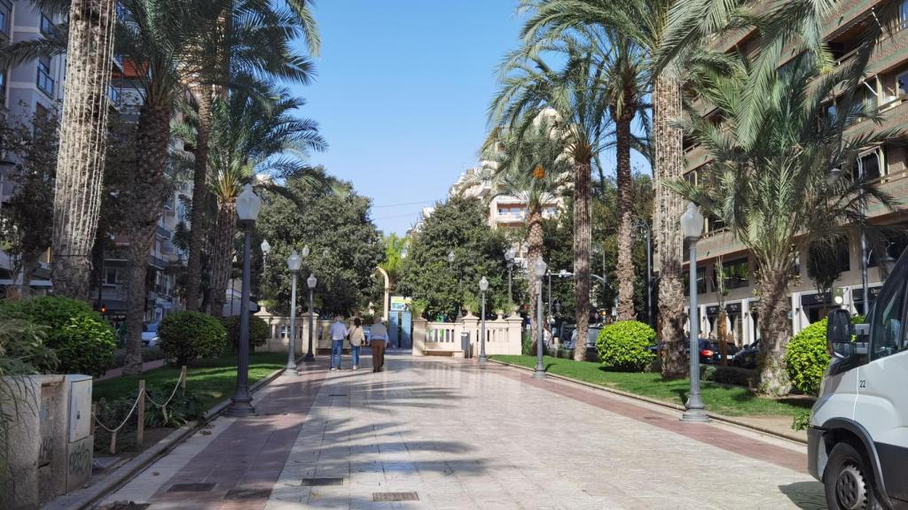 Unos turistas alejándose por la avenida Doctor Gadea en Alicante este noviembre.