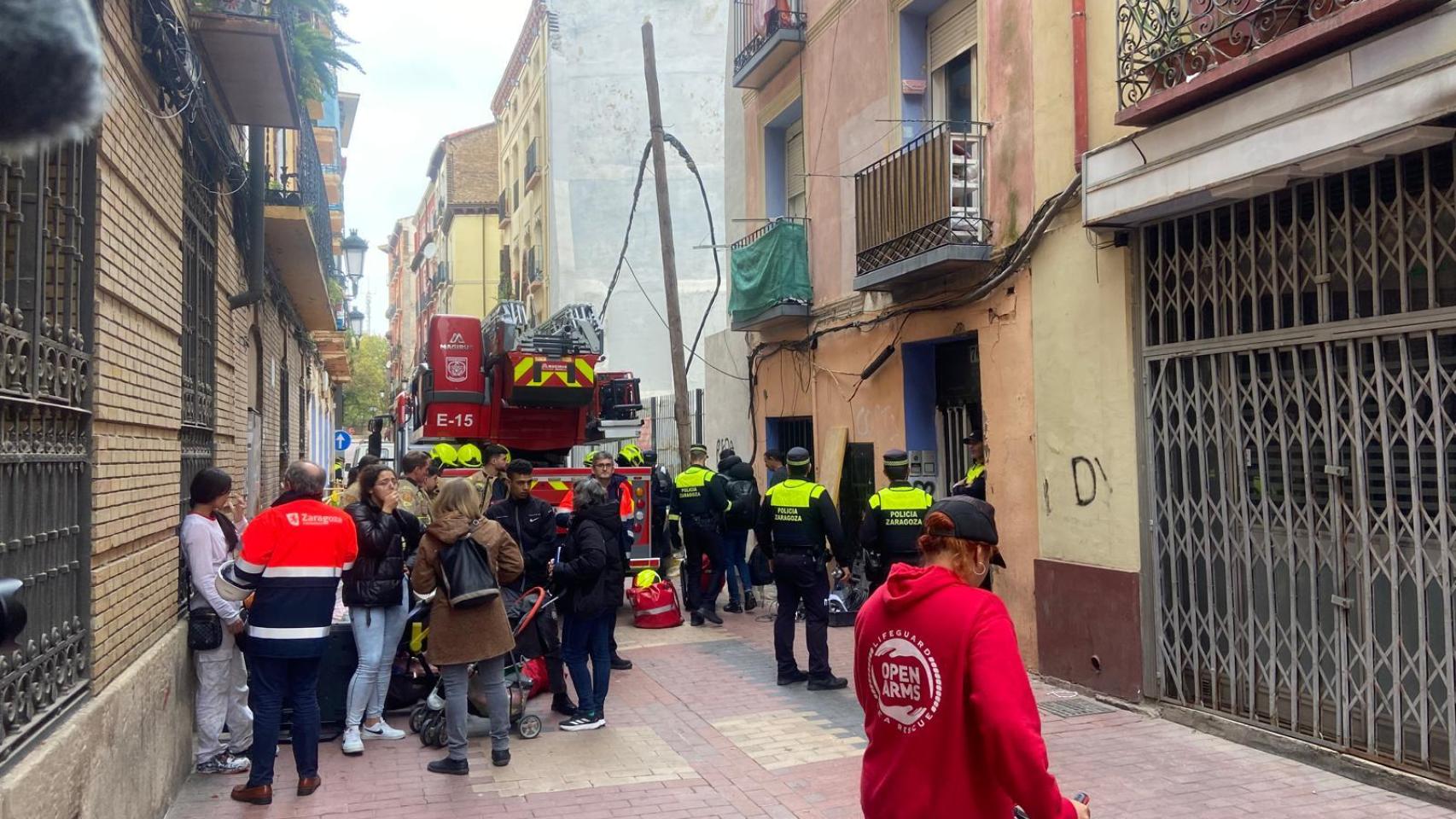 Desalojo de casi 40 personas en un edificio ocupado en Zaragoza.