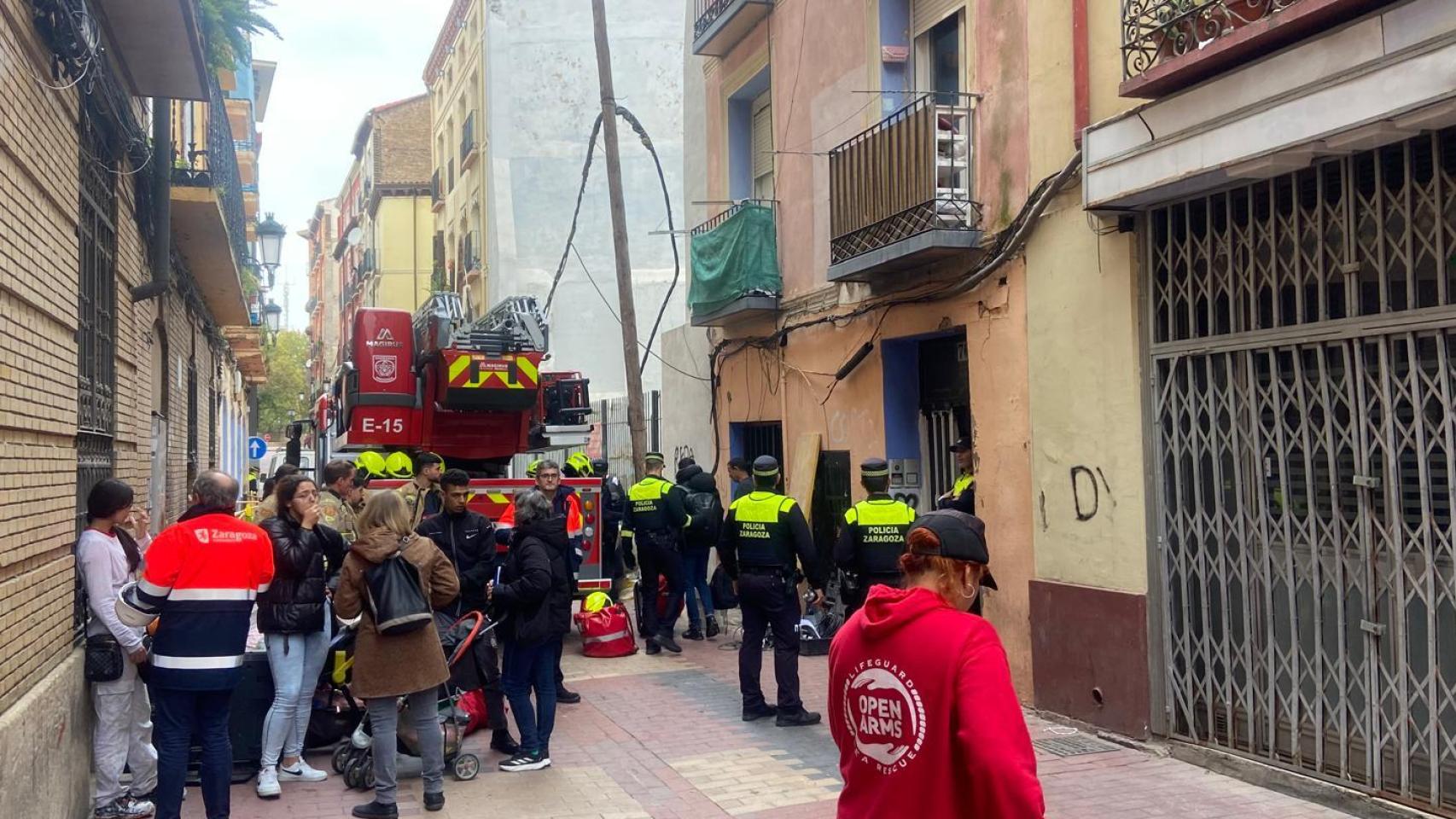 Desalojo de casi 40 personas en un edificio ocupado en Zaragoza.