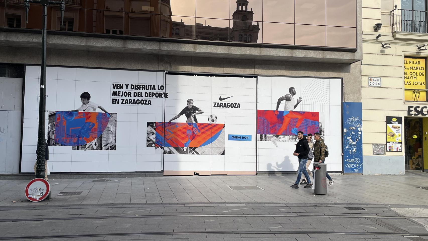 Desde este viernes ya lucen los carteles que anuncian la llegada de Nike al centro de Zaragoza