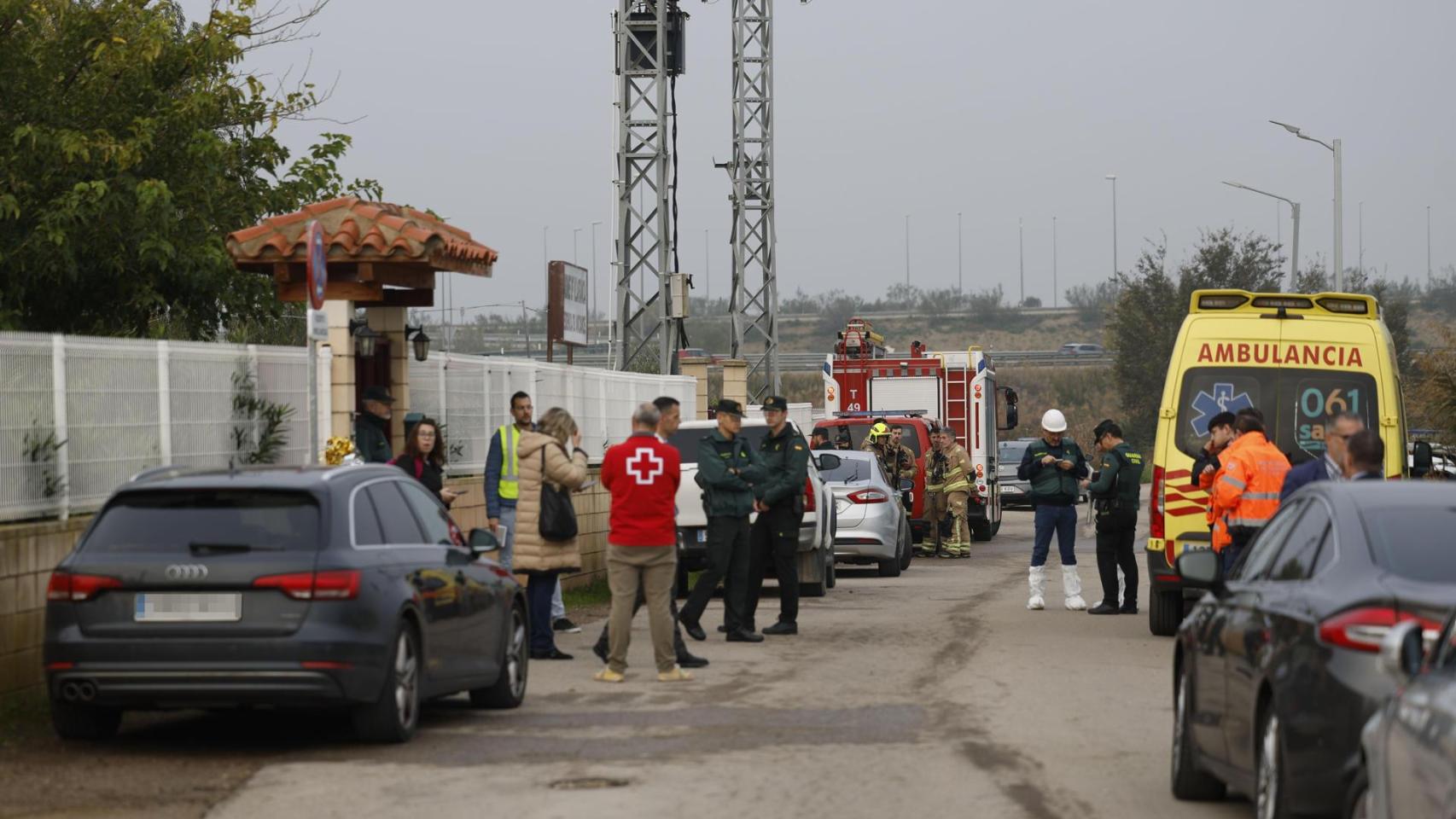 Miembros de los servicios de emergencia a las puertas de la residencia de mayores de Villafranca de Ebro, en Zaragoza.