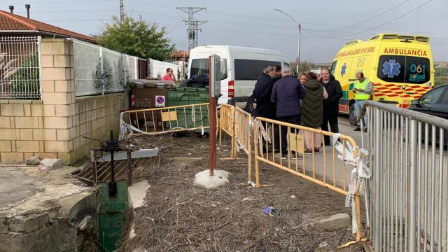 La alcaldesa de Villafranca del Ebro conversa con varios dirigentes en el exterior de la residencia.