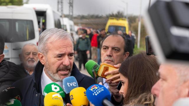 El presidente de Aragón, Jorge Azcón, atiende a los medios en el exterior de la residencia.