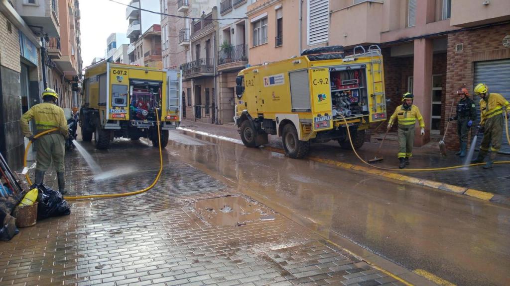 Agentes medioambientales de la Junta de Castilla y León trabajando en Valencia