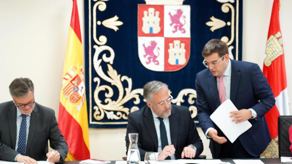 El vicepresidente primero de las Cortes, Francisco Vázquez, el presidente de la Cámara, Carlos Pollán, y el letrado mayor, Marcos Herrero Martínez-Tutor, en la Junta de Portavoces de este viernes