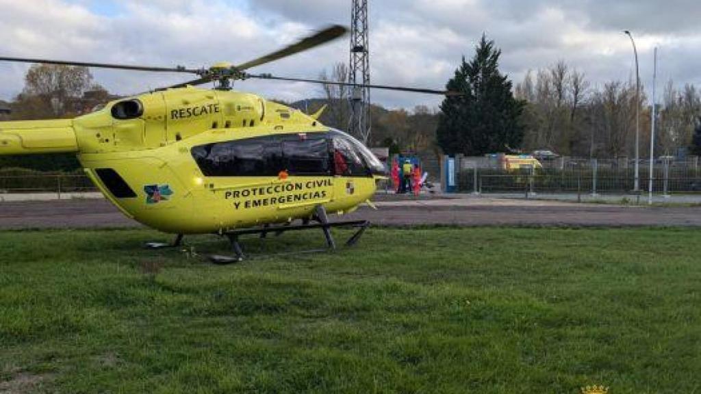 Helicóptero de rescate de la Junta en el que ha sido evacuado el ciclista herido en León