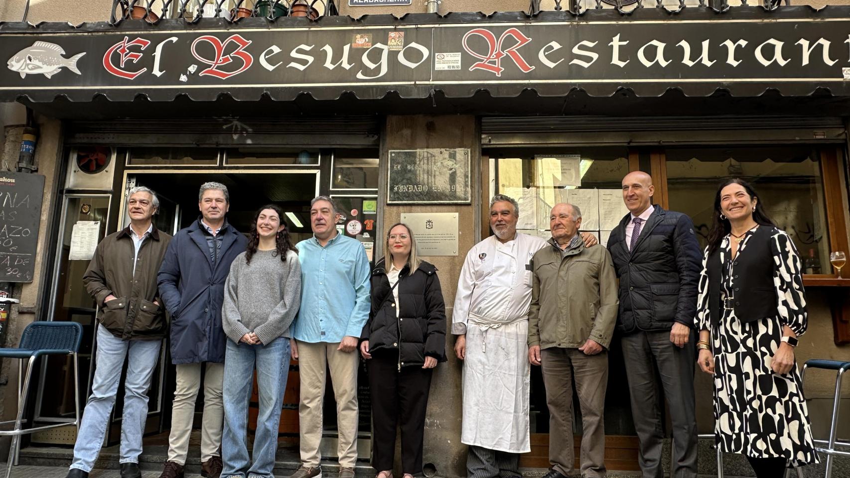 El alcalde de León, José Antonio Diez; los propietarios de El Besugo, Norberto Arribas y Fernando Martín, a las puertas del local durante la celebración del 100 aniversario