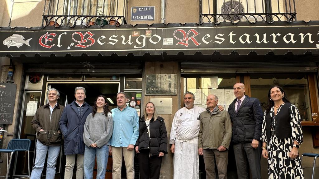 El alcalde de León, José Antonio Diez; los propietarios de El Besugo, Norberto Arribas y Fernando Martín, a las puertas del local durante la celebración del 100 aniversario