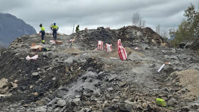 Nueva jornada de trabajos en la AP-66 tras el desprendimiento de rocas