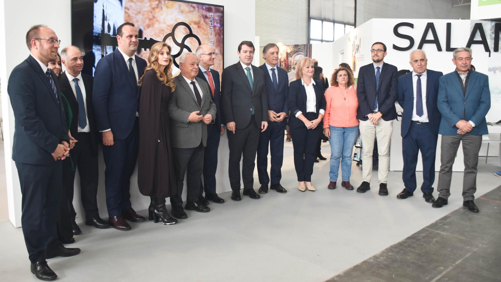 El presidente de la Junta de Castilla y León, Alfonso Fernández Mañueco, visita el estand de Salamanca