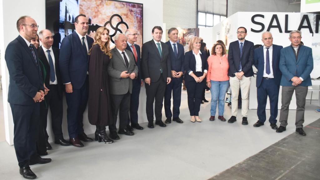 El presidente de la Junta de Castilla y León, Alfonso Fernández Mañueco, visita el estand de Salamanca