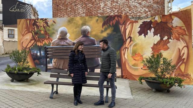 La concejal de Educación, Sara García; y el concejal de Urbanismo, Roberto H. Garabaya frente al mural dedicado a los mayores de Guijuelo