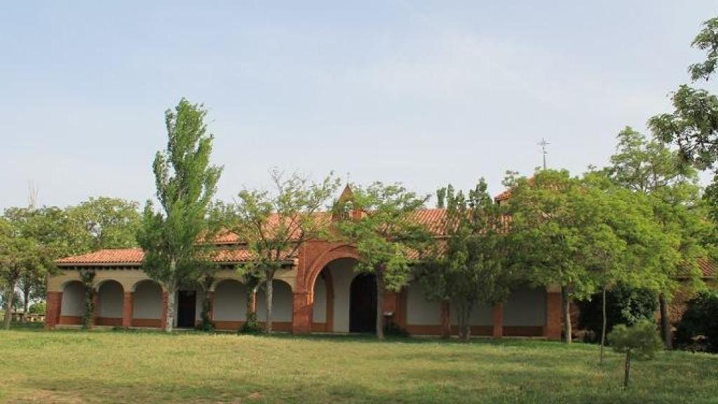 La ermita de la Virgen de Fuentes se halla a 3 kilómetros de Villalón.