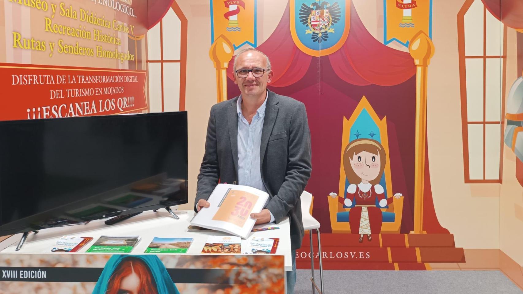 Adolfo López, alcalde de Mojados, posa en el stand de Intur