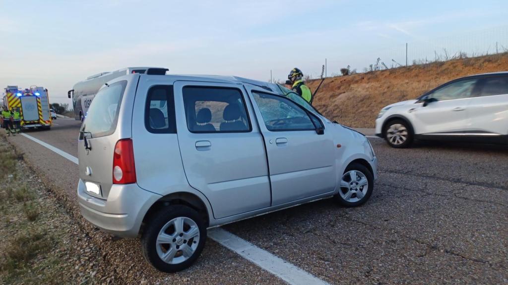 Imagen del coche accidentado este viernes en la A-6