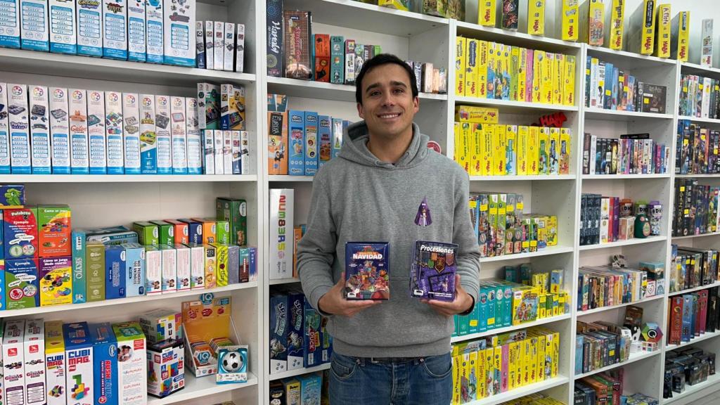 Nacho Domínguez Duran con sus dos juegos de mesa