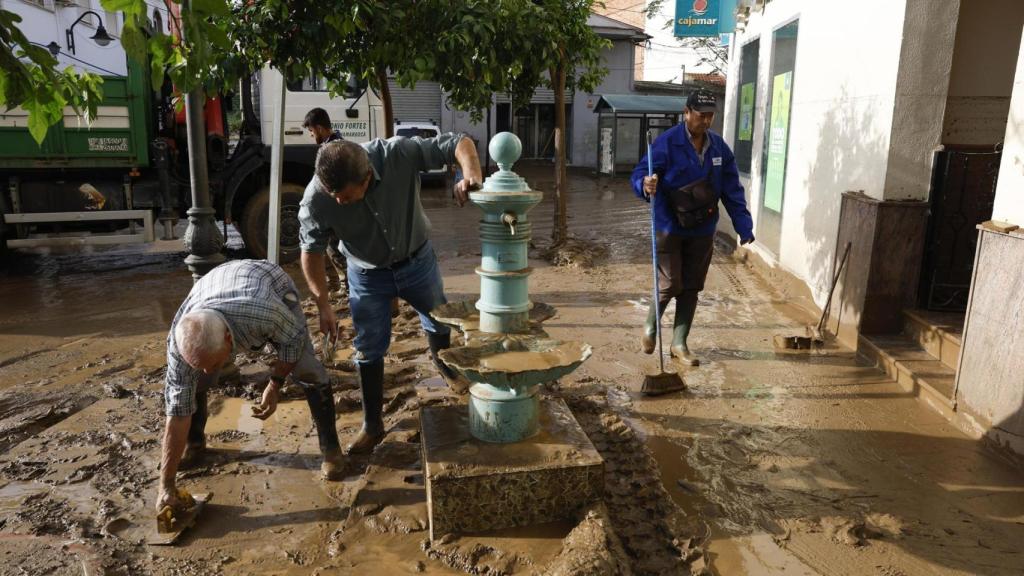 Labores de limpieza en el municipio de Benamargosa (Málaga) el pasado jueves.