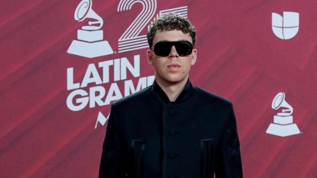 Quevedo en la alfombra roja de los Latin Grammy.