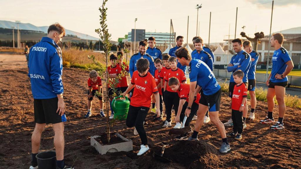 Plantación de árboles en Tajonar con los jugadores de Osasuna.