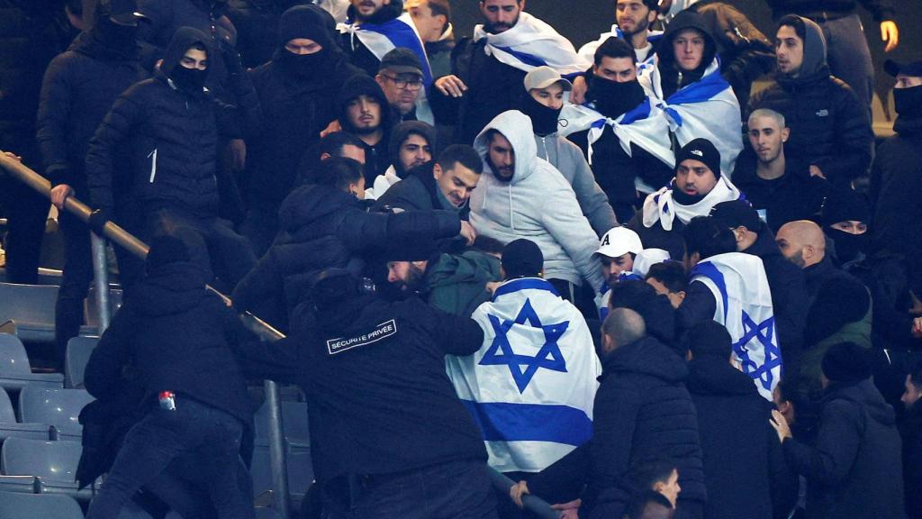 Aficionados de Francia e Israel pelean en las gradas del Stade de France.