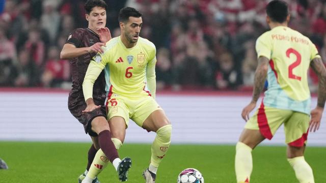 Mikel Merino retiene el balón ante la presión de Norgaard.