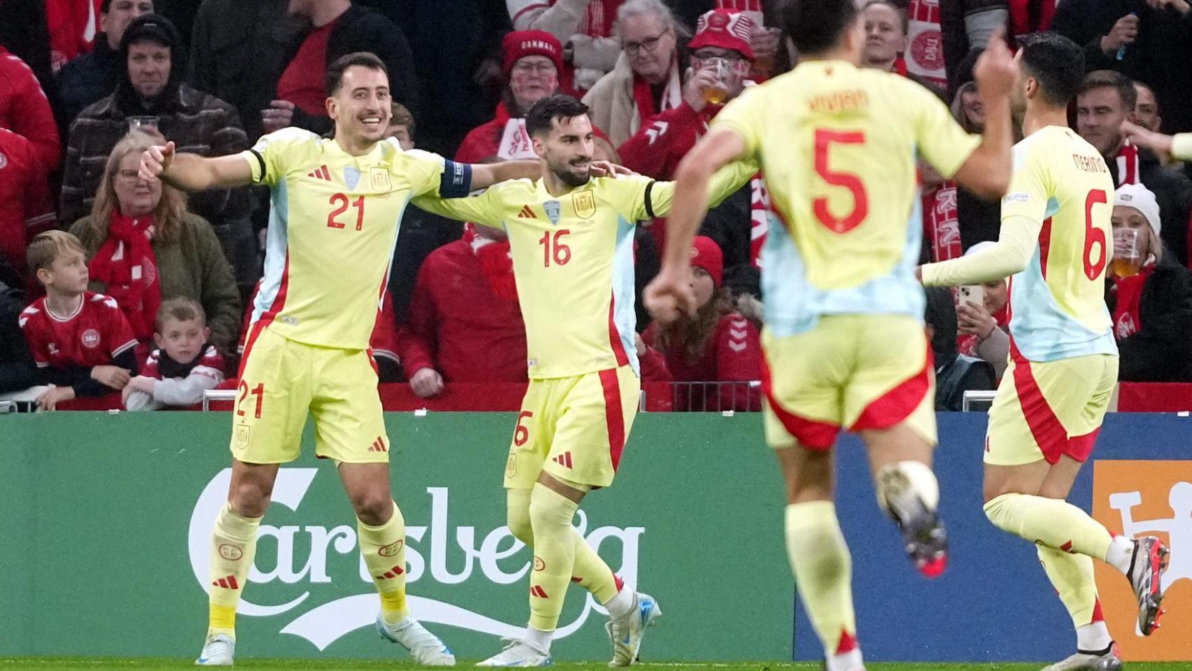 Los jugadores de la Selección celebran el gol de Oyarzabal.