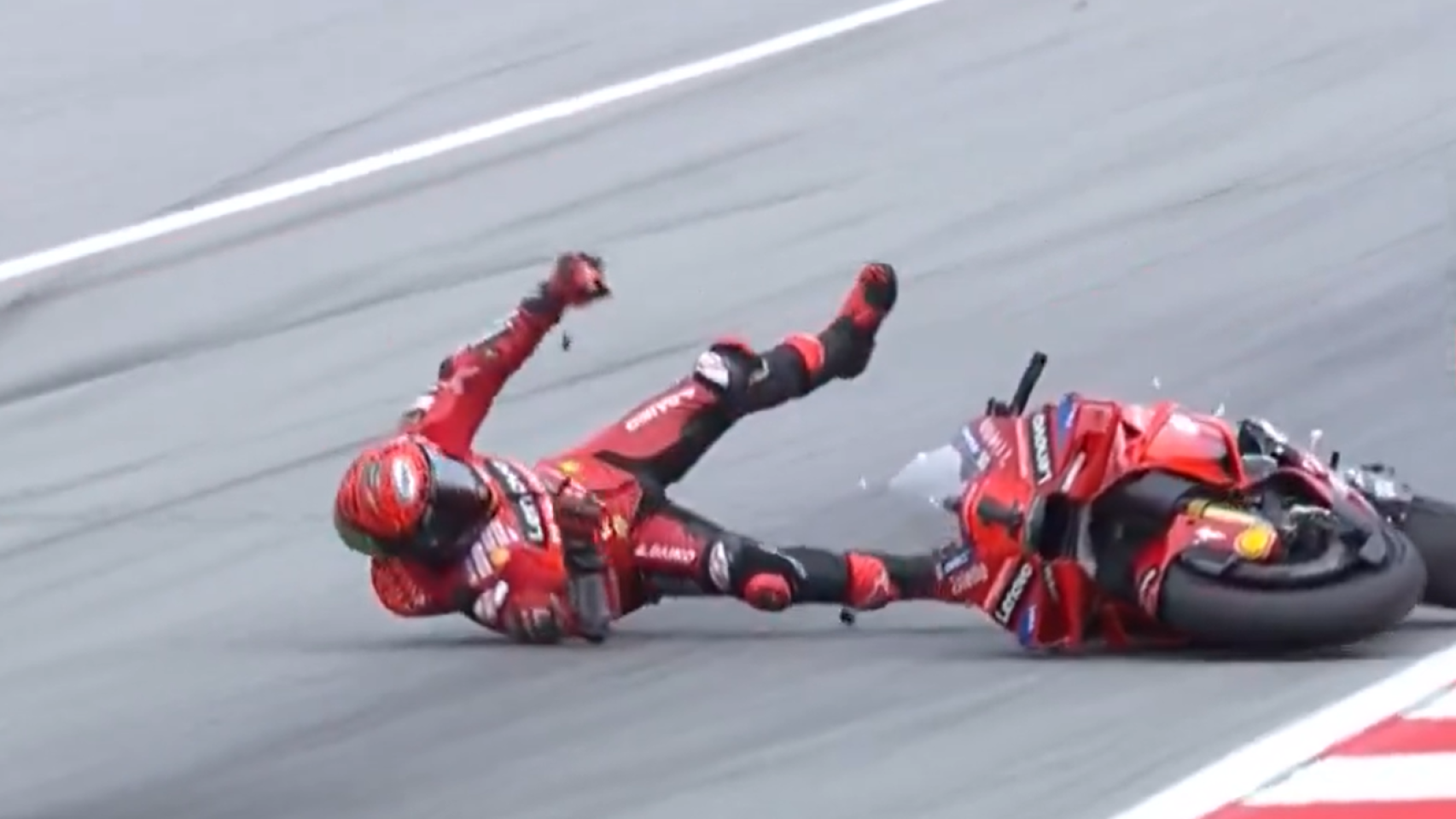 Pecco Bagnaia sufre una caída.