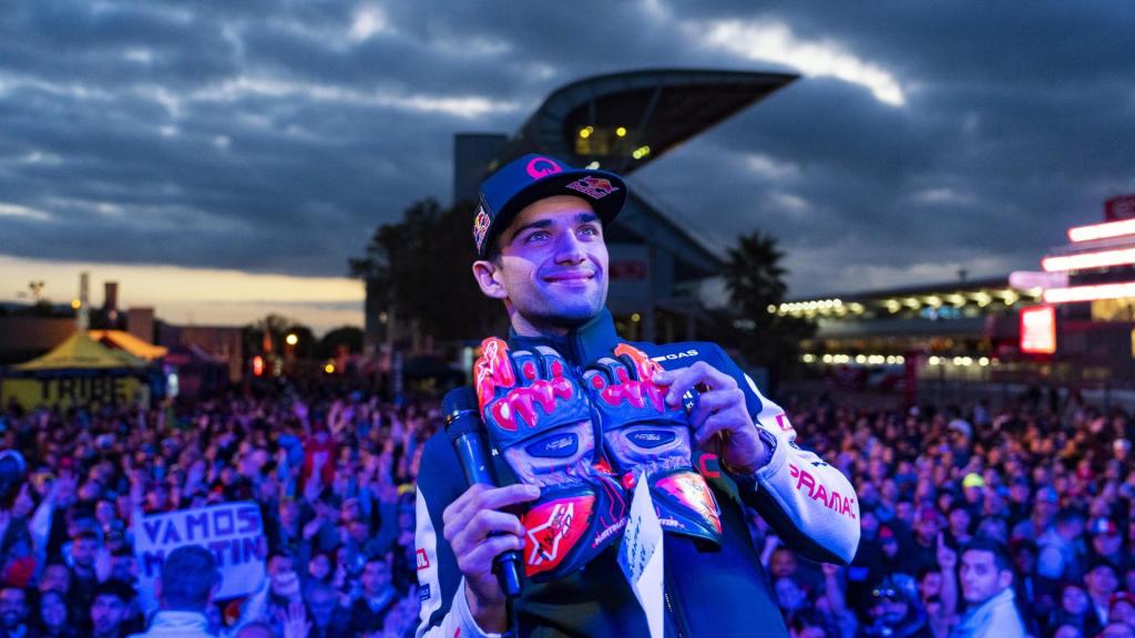 Jorge Martín, durante la subasta de sus guantes para los afectados por la DANA de Valencia, en el circuito de Montmeló.