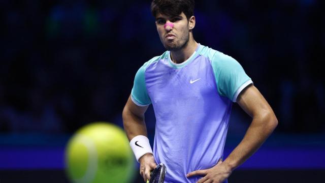 Carlos Alcaraz se lamente durante un punto perdido ante Zverev.