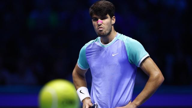 Carlos Alcaraz se lamente durante un punto perdido ante Zverev.