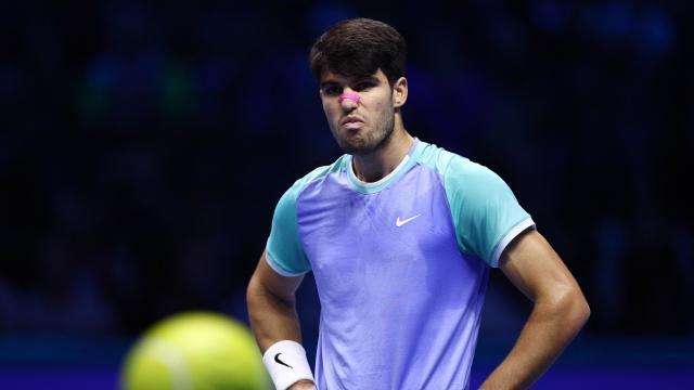 Carlos Alcaraz se lamente durante un punto perdido ante Zverev.