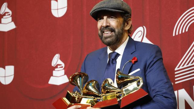 Juan Luis Guerra posa con sus cuatro premios Grammy tras la gala.