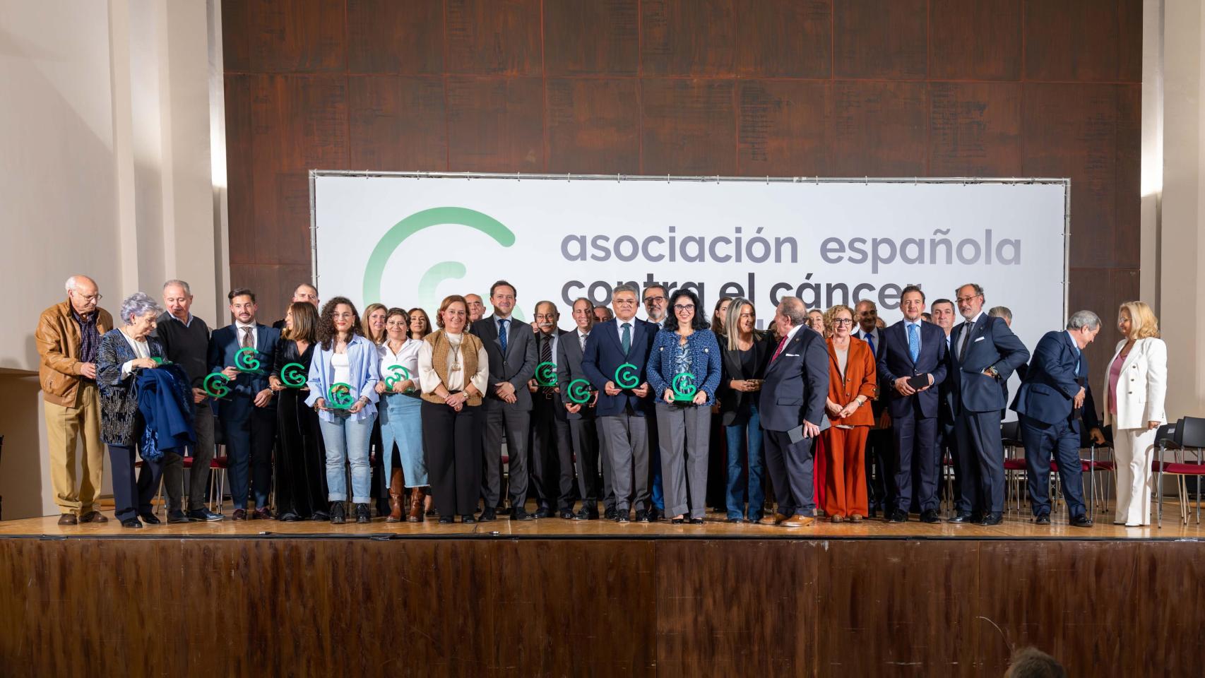 Foto de familia de las autoridades con los galardonados con el premio 'Activos contra el Cáncer'.