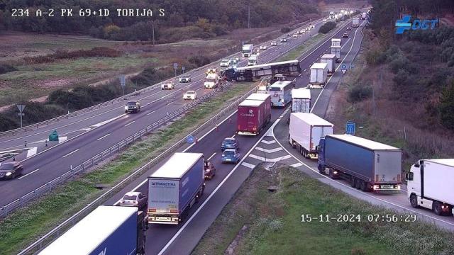 Imagen del camión volcado en la kilómetro 69 de la A-2. Foto: DGT