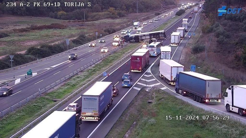 Imagen del camión volcado en la kilómetro 69 de la A-2. Foto: DGT