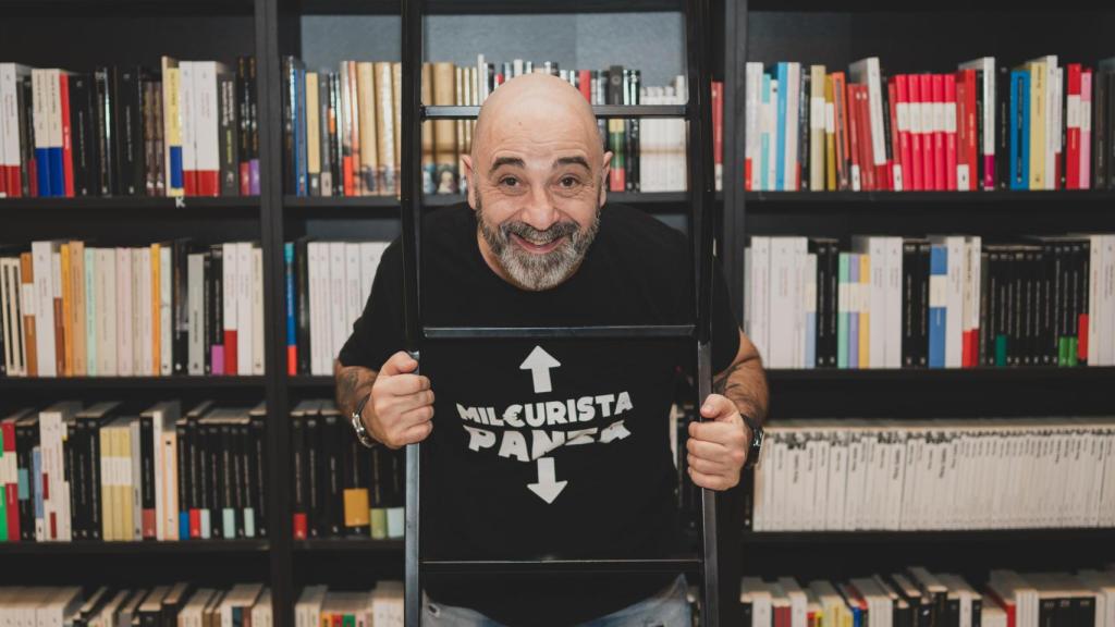 Víctor Amat posa para EL ESPAÑOL en la librería La Mistral de Madrid.