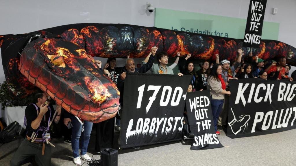 Una manifestación en contra de los 'lobbies' en la COP29 de Bakú.