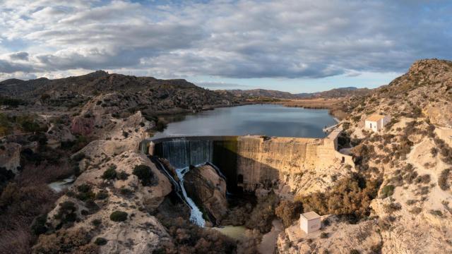 Vista con dron del embalse de Elche.