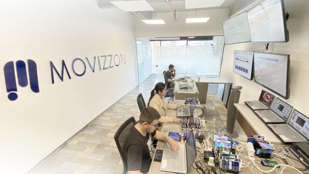 Equipo de la startup chilena Movizzon en sus oficinas.