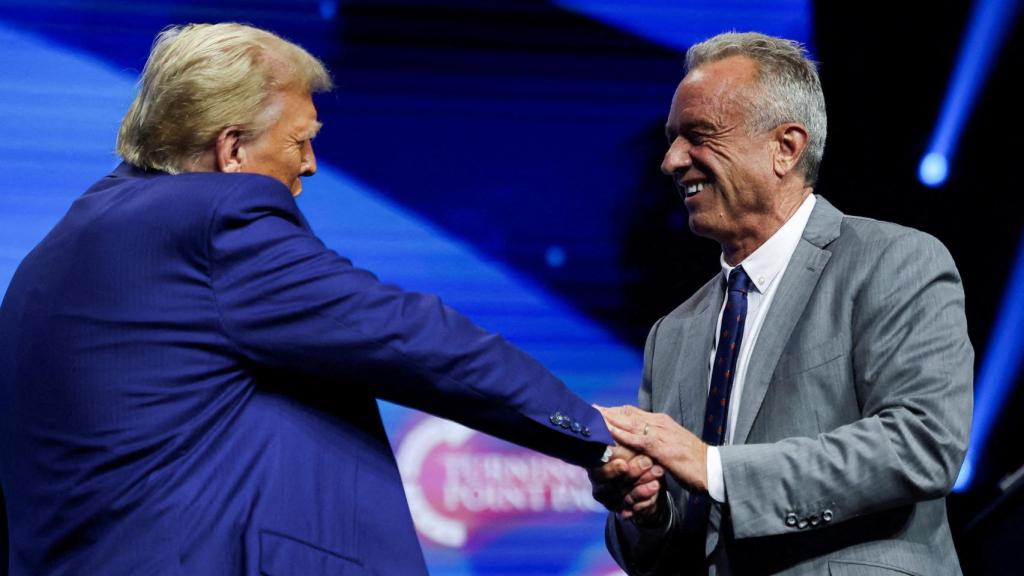 Donald Trump y Robert Kennedy Jr. durante un mitin en Georgia, EEUU.