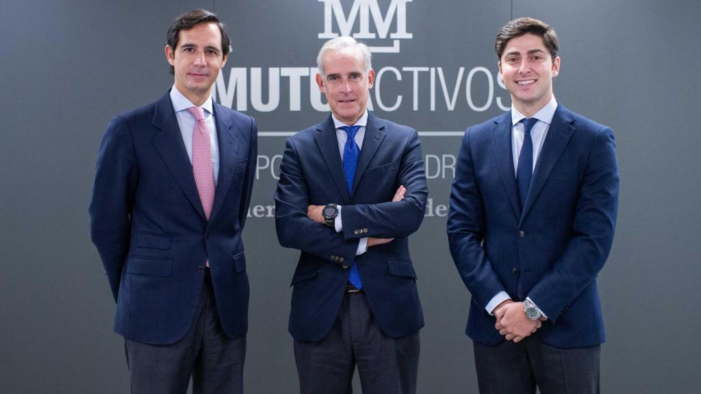 Alejandro Gervás, director comercial de Mutuactivos, Luis Ussia, presidente ejecutivo y consejero delegado, y Gonzalo Alcalde, responsable de la nueva sucursal.