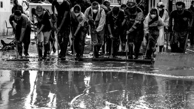 Varios voluntarios limpian calles en Masanasa, a 8 de noviembre de 2024, en Valencia, Comunidad Valenciana (España).